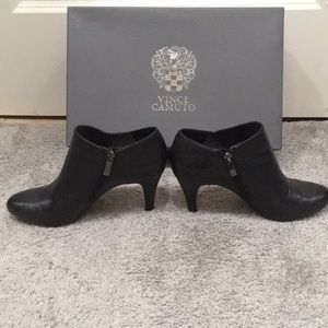 Vince Camuto 7.5 black leather ankle bootie